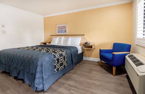 Corcoran Hotel | Inviting Retreat Close to Christmas Tree Park – Budget-Friendly and Convenient