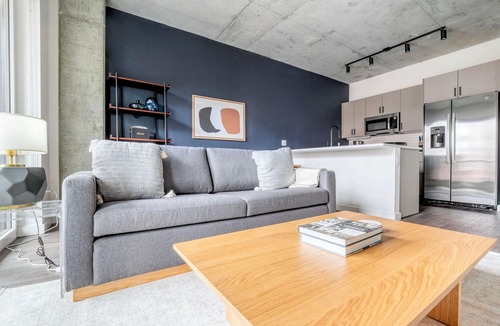 Killgubbin Apartment | Inviting River North 1BR w/Outdoor Pool, 1 Block to L, by Blueground