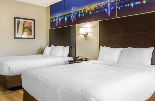 Jeffersontown Hotel | Inviting Room near Middletown Peddlers Mall | Pool Access & Free Parking