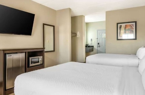 Jeffersontown Hotel | Inviting Room near Middletown Peddlers Mall | Pool Access & Free Parking