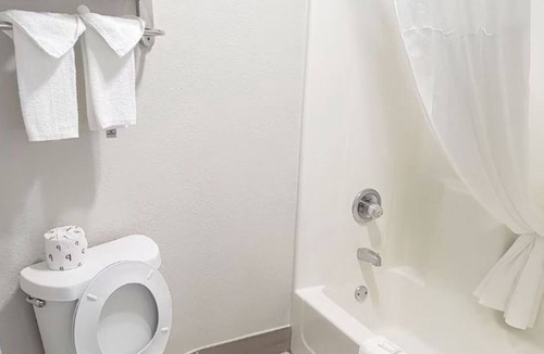Jeffersontown Hotel | Inviting Room near Middletown Peddlers Mall | Pool Access & Free Parking