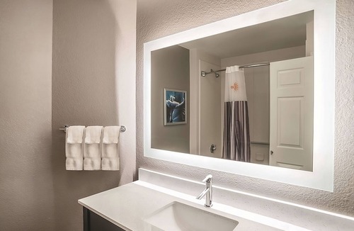 Ahwatukee Foothills Hotel | Inviting Room with Outdoor Pool and Complimentary Breakfast