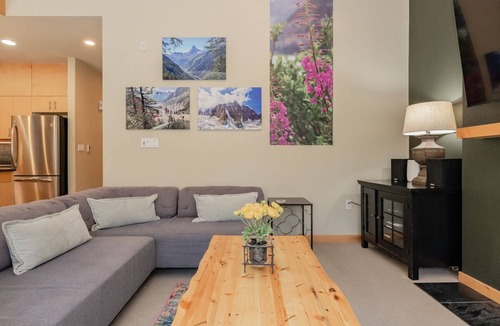 Mammoth Lakes House | Inviting, Ski Townhome with Mountain Views and Hot Tub Access!
