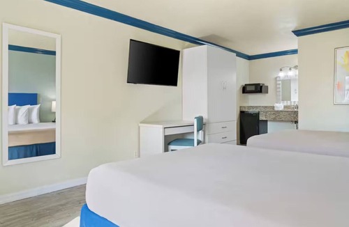 Florida Center Hotel | Inviting Space w/2 Queens Near Icon Park - Ideal for Families + Free Breakfast