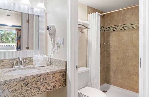 Florida Center Hotel | Inviting Space w/2 Queens Near Icon Park - Ideal for Families + Free Breakfast