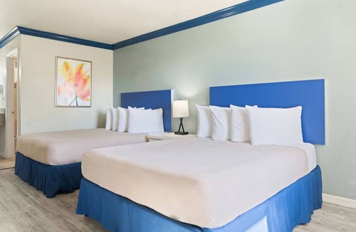 Florida Center Hotel | Inviting Space w/2 Queens Near Icon Park - Ideal for Families + Free Breakfast
