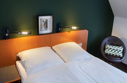 Heppenheim Hotel | Inviting Stay Steps from Heppenheim's Picturesque Market - Perfect for Adventure
