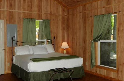 Zwolle House | Inviting Waterfront Cabin with Private Pond and Outdoor Deck Near Zwolle, Louisiana