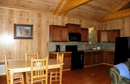 Zwolle House | Inviting Waterfront Cabin with Private Pond and Outdoor Deck Near Zwolle, Louisiana