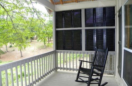 Zwolle House | Inviting Waterfront Cabin with Private Pond and Outdoor Deck Near Zwolle, Louisiana
