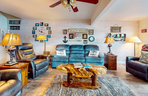 Belfair House | Inviting waterfront home with fast WiFi, full kitchen, & W/D