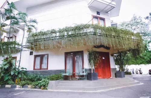 Melawai Hotel | IOTEL Dharmawangsa