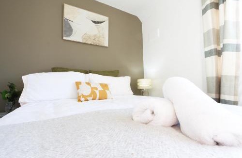 Ipswich Villa | Ipswich-Daffodil Place-4Bed-SelfCatering-Guests & Contractors Welcome -Parking-Wifi