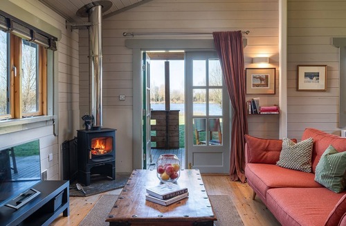 Ampney Crucis Cabin | Iris Lodge - sleeps 4 guests in 2 bedrooms