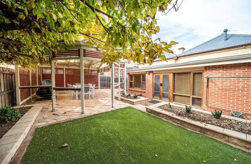 Adelaide Central Business District Cottage | Irma`s Place—A Historic Garden Cottage