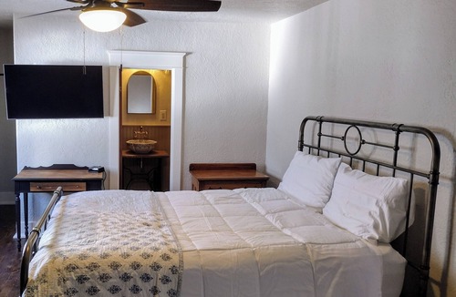 Chama Hotel | Iron Rail Inn