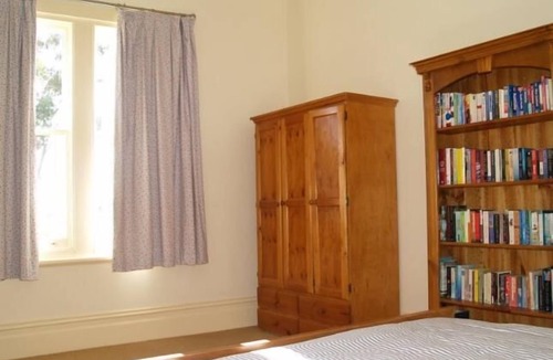 Dunolly House | Ironbarks Self Catered Farmstay.Pet friendly. O/n price is for upto 4 guests