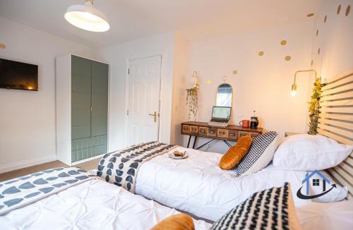 Thrapston House | Ironside House, Thrapston king or twin beds, free parking, workspace, corporates, sleeps 8