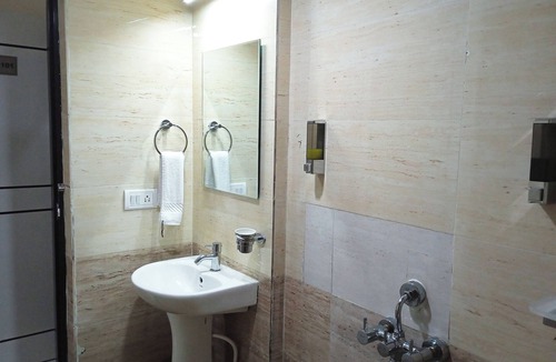 Pulikeshi Nagar Hotel | Ishwerya Suites