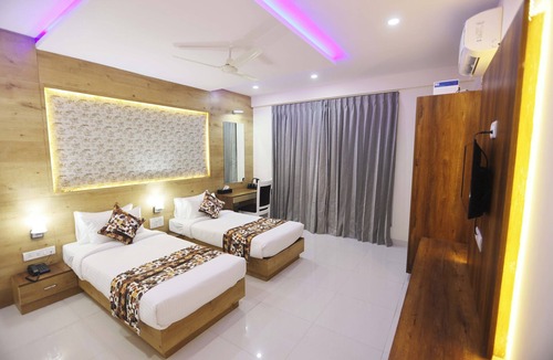 Pulikeshi Nagar Hotel | Ishwerya Suites
