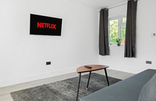 Alfreton Apartment | isimi luxurious 4 bed Modern House. Derby