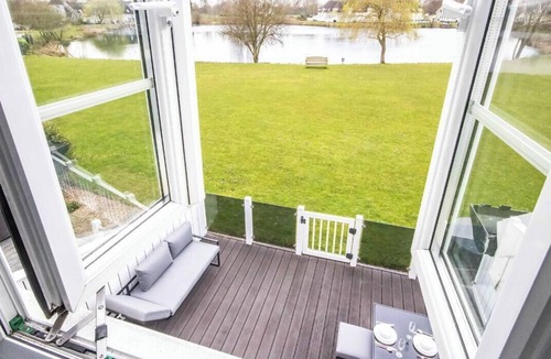 South Cerney Apartment | Isis Lakes 52, Fountain View - Lakeside Lodge with Great On-Site Family Facilities, Tennis, Fishing