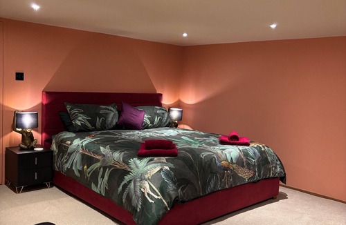 Bletchingley Bed & Breakfast | Isla's Den - peaceful, private garden/Sauna, swimming lake, Spa and Wellness