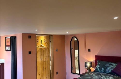 Bletchingley Bed & Breakfast | Isla's Den - peaceful, private garden/Sauna, swimming lake, Spa and Wellness
