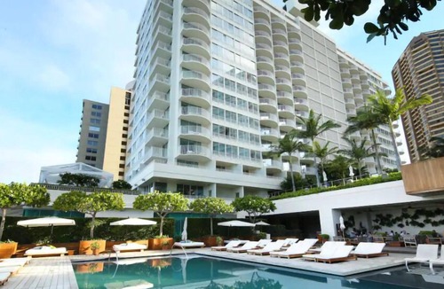 Waikiki Resort | Island Getaway! 4 Spacious Units, Pools, Bar