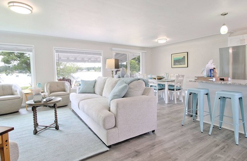 Shelton House | Island LakeHouse - Waterfront Home -3BD Beach & Kayaks, Game Room