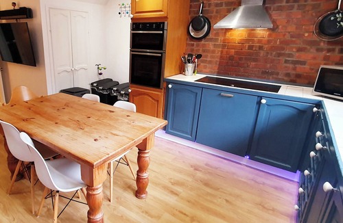 Layer Marney Cottage | ISLAND RETREAT, pet friendly, with hot tub in Mersea Island