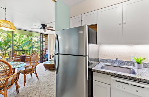 Honokowai Condo | Island style decor with tropical garden view