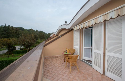 Ispra House | Ispra Villa Sleeps 6 Pool