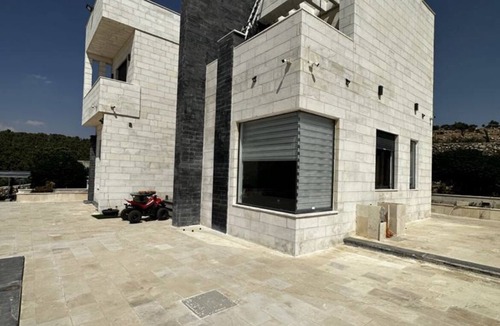 Al-Mafraq Villa | Issawi Villa - Large property with a pool and dune buggy
