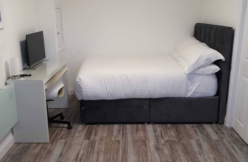 Erith Apartment | It a one bedroom studio apartment with a free parking and close to train station
