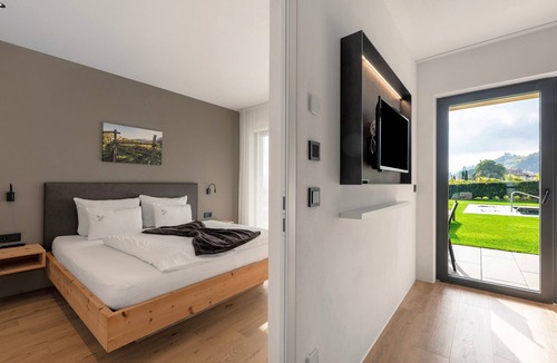 St. Pauls Apartment | Apartment Weingut Gasshof Alma with Mountain View, Pool and Sauna