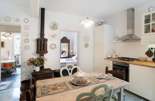 Castelvecchio di Rocca Barbena House | Apartment 'Al Frantoio' with Private Garden