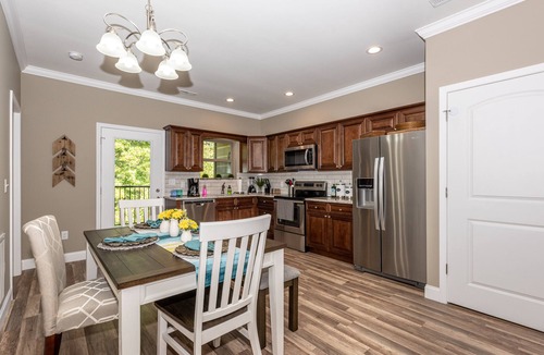 Townsend House | It is Springtime in TN- comfortable, clean, in a gated community & near food!