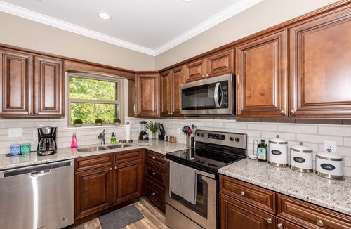 Townsend House | It is Springtime in TN- comfortable, clean, in a gated community & near food!