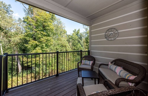 Townsend House | It is Springtime in TN- comfortable, clean, in a gated community & near food!
