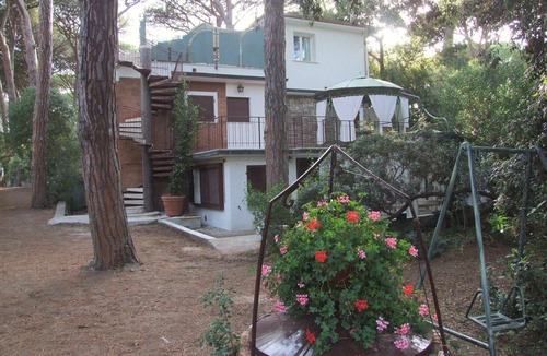Marina di Castagneto Carducci Apartment | Lovely apartment for 8 guests with WIFI, TV and patio