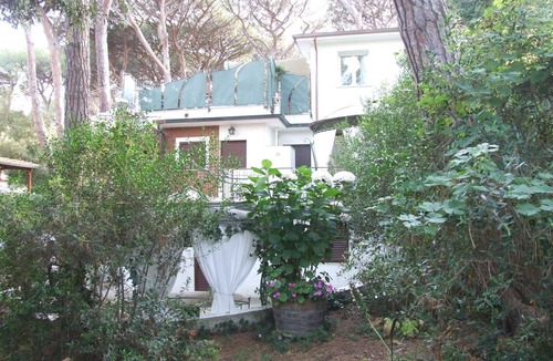 Marina di Castagneto Carducci Apartment | Lovely apartment for 8 guests with WIFI, TV and patio