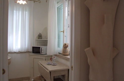 Marina di Castagneto Carducci Apartment | Cosy apartment for 4 people with A/C, WIFI, TV, patio and panoramic view