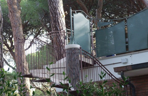 Marina di Castagneto Carducci Apartment | Cosy apartment for 4 people with A/C, WIFI, TV, patio and panoramic view