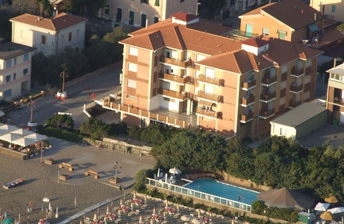 Marina di Castagneto Carducci Apartment | Beautiful apartment for 2 people with WIFI, A/C, TV, balcony and panoramic view