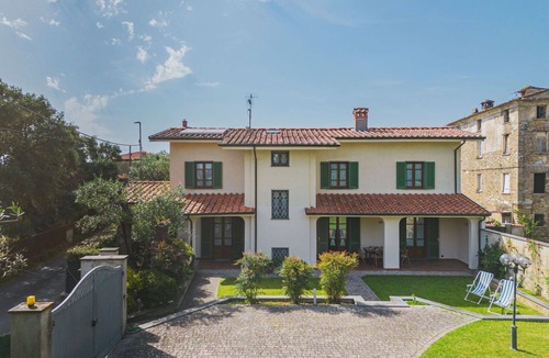 Querceta House | Wonderful private villa for 10 guests with A/C, WIFI, TV and patio