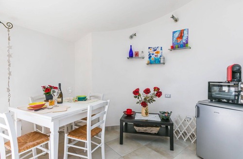 Rosignano Solvay Apartment | Cosy apartment for 2 people with WIFI, TV, terrace and pets allowed
