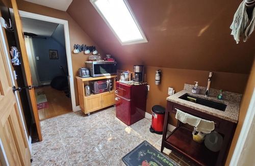 Alden Manor House | It's a Loft on the Second floor. Mins away from UBS Arena, JFK Airport