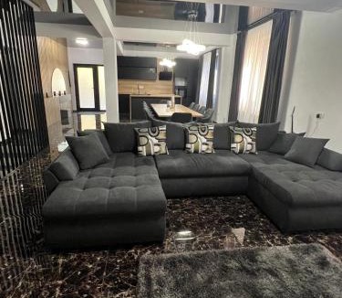 Azuga House | IUNIk