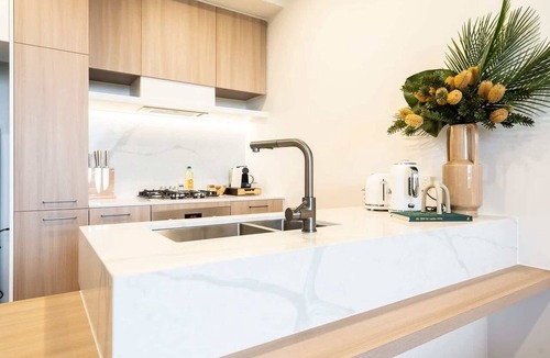 Heidelberg Heights Apartment | Ivanhoe Apartment: Balcony, Free Parking & Comfort